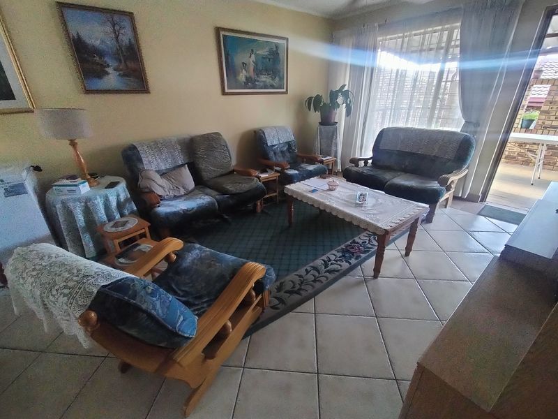 Move-In Ready Retirement Home with Peaceful Surroundings - Photo 4