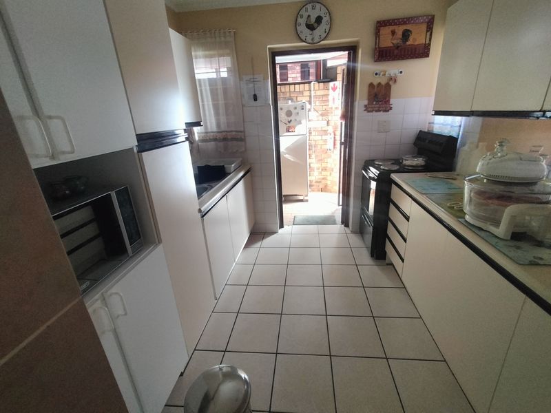 Move-In Ready Retirement Home with Peaceful Surroundings - Photo 7