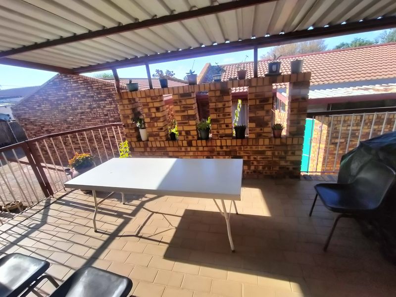 Move-In Ready Retirement Home with Peaceful Surroundings - Photo 2