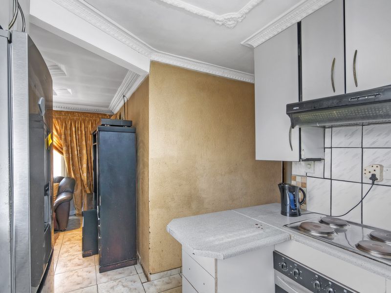 Excellent Investment & Family Home in Rabie Ridge - Photo 4