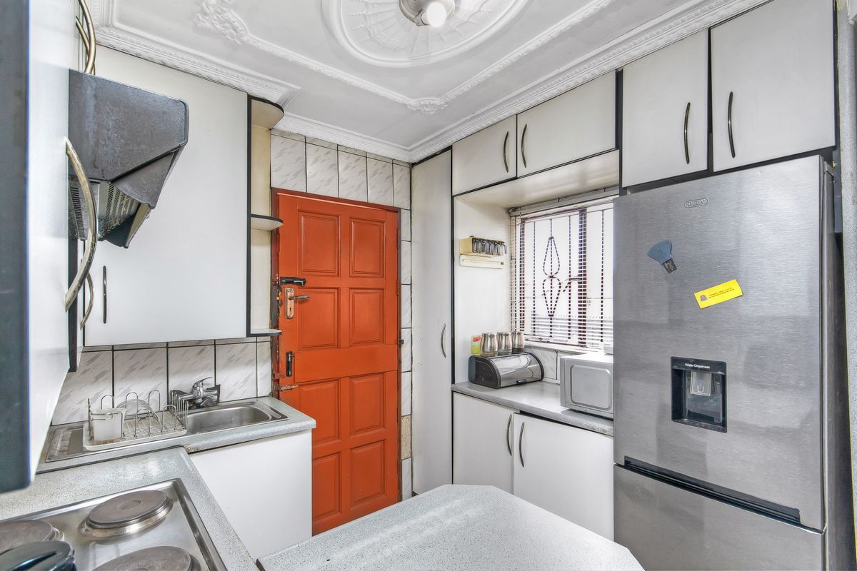 Excellent Investment & Family Home in Rabie Ridge - Photo 3