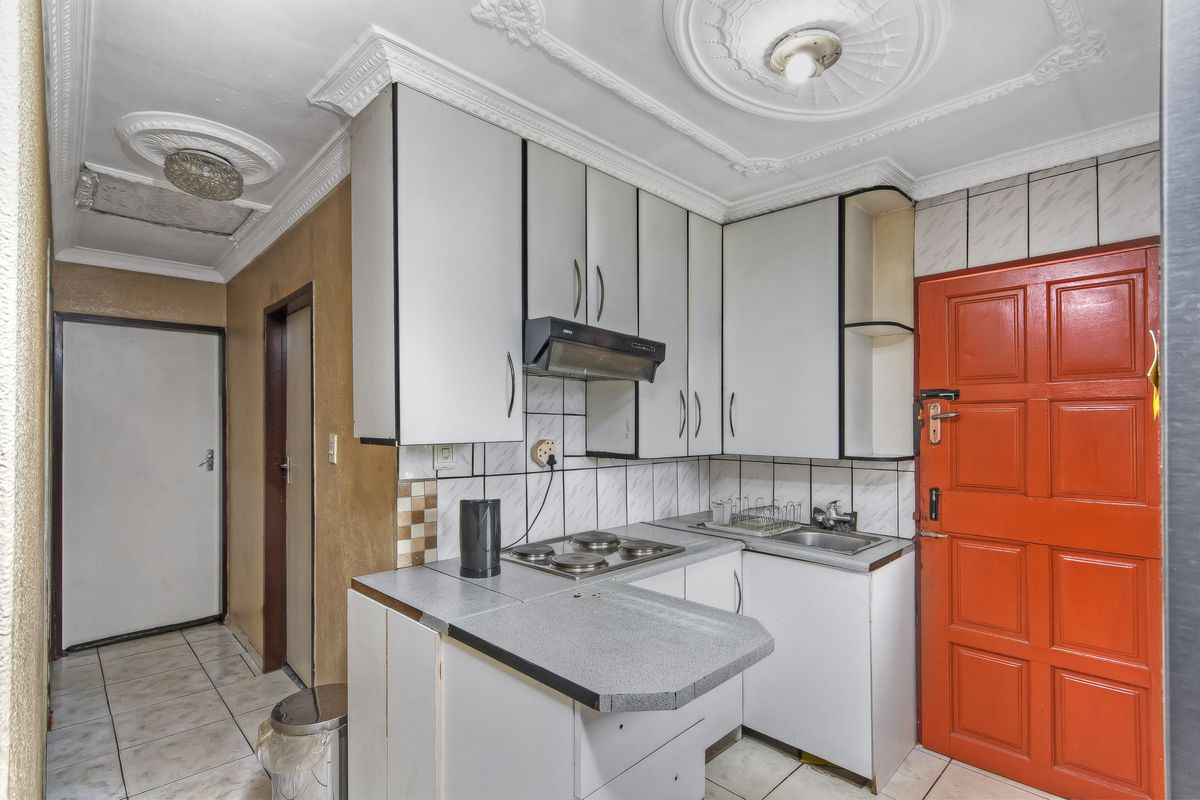 Excellent Investment & Family Home in Rabie Ridge - Photo 2