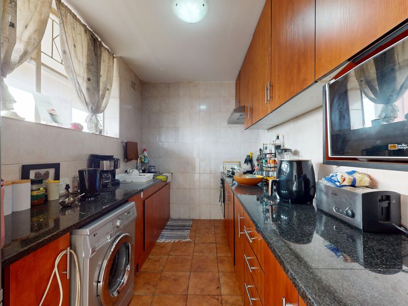 Stylish 1-Bedroom Flat with Study in Symhurst - Photo 3