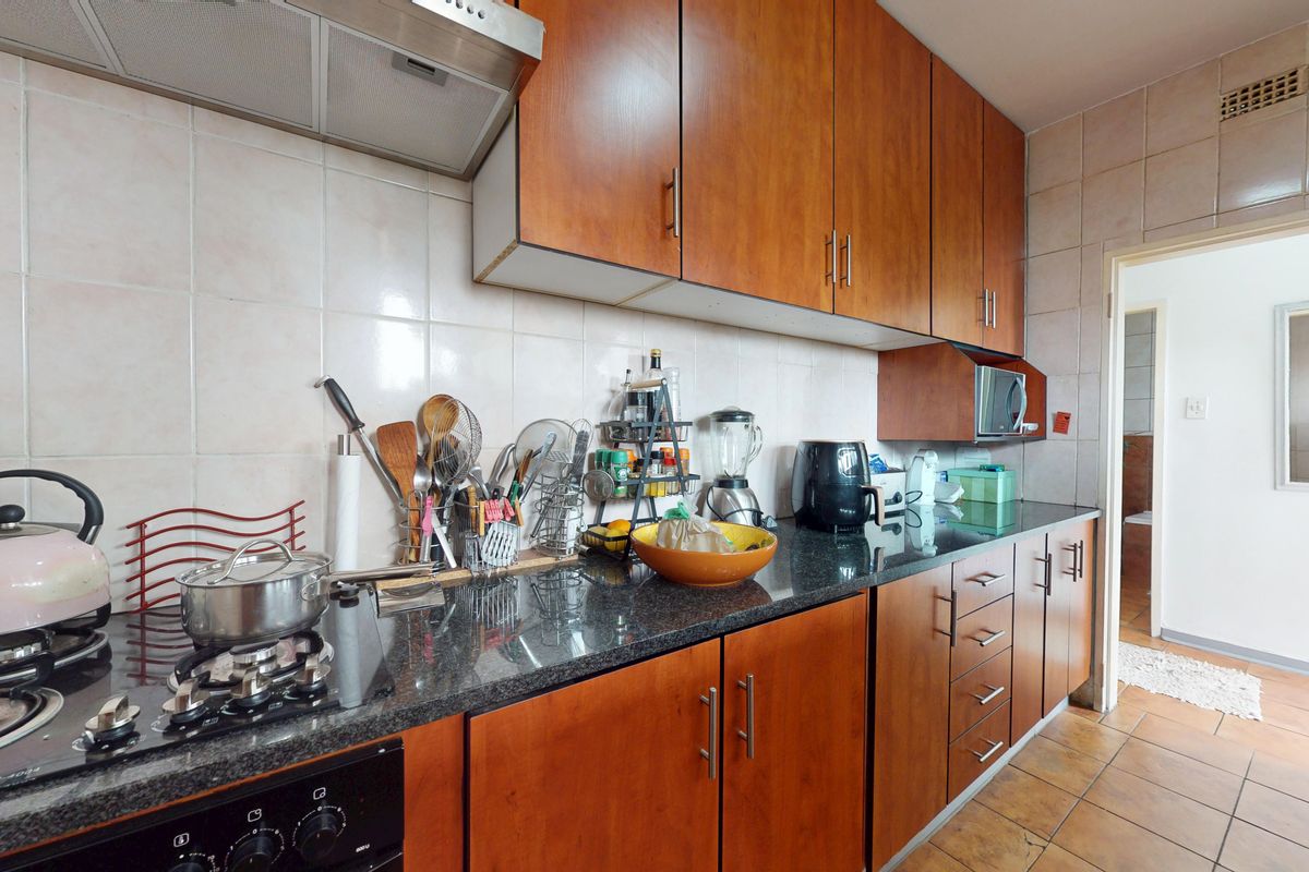 Stylish 1-Bedroom Flat with Study in Symhurst - Photo 4