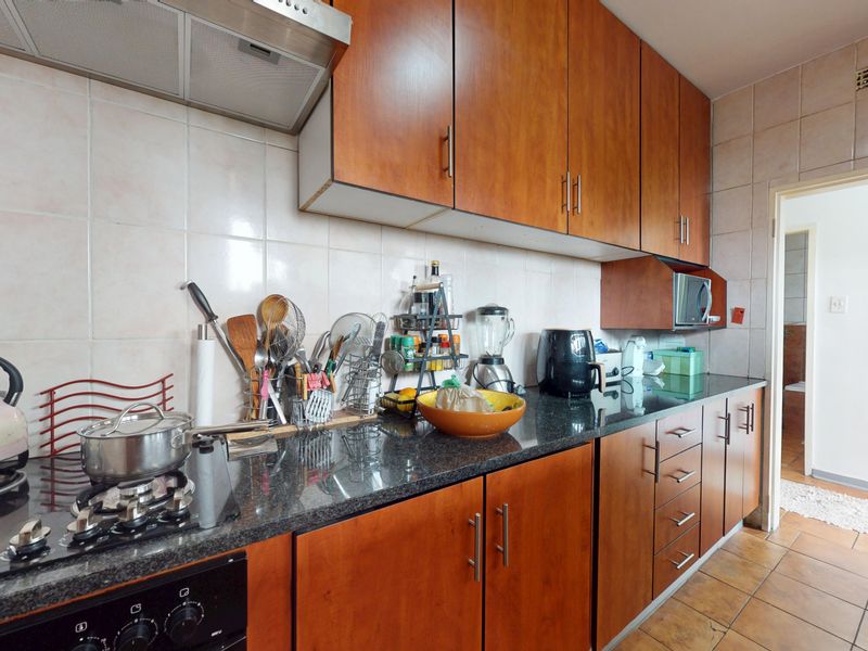 Stylish 1-Bedroom Flat with Study in Symhurst - Photo 4