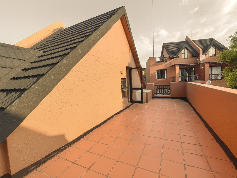 Modern 2-Bedroom Loft Apartment in a Secure Lifestyle Complex Near Monte Casino - Photo 2