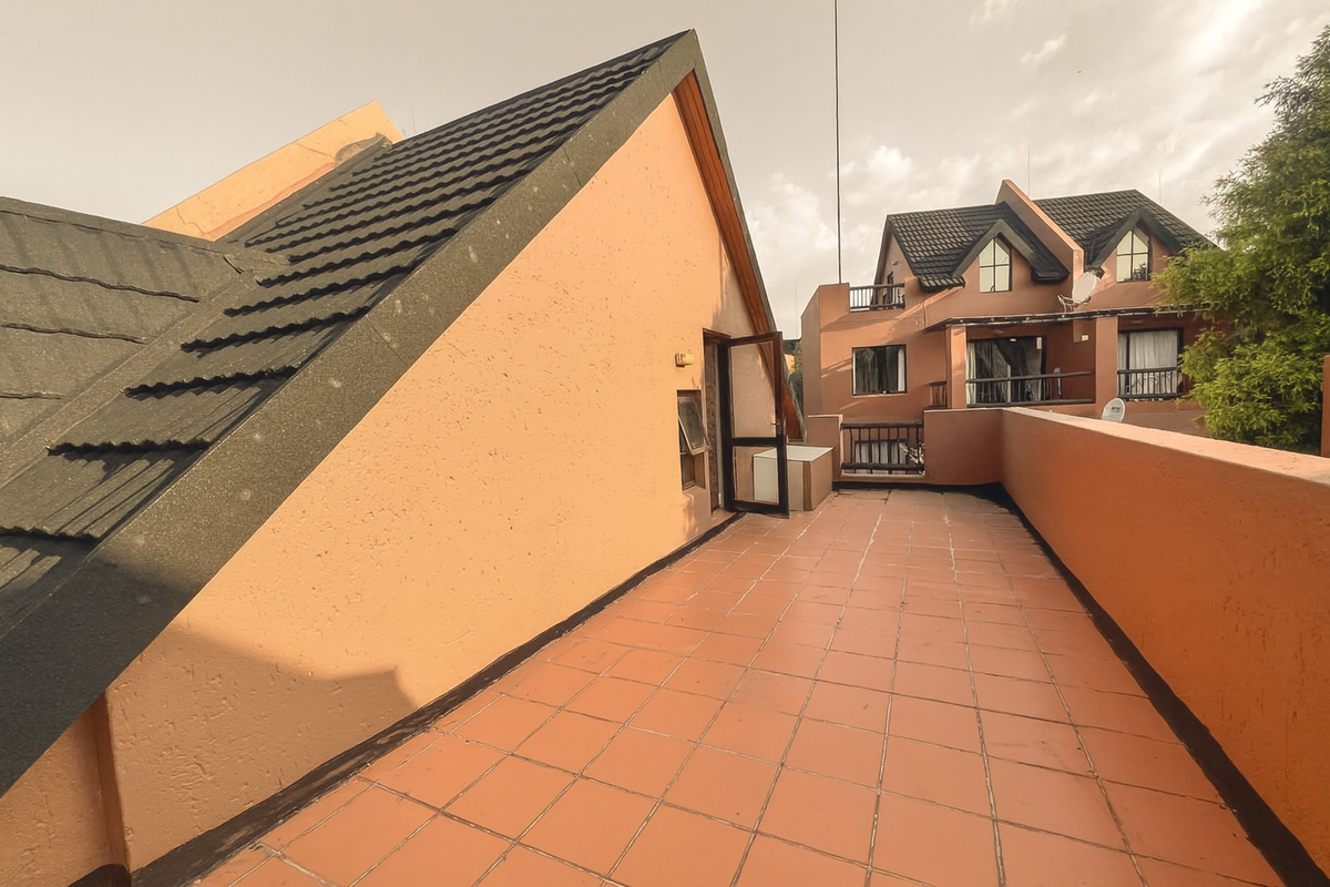 Modern 2-Bedroom Loft Apartment in a Secure Lifestyle Complex Near Monte Casino - Photo 2