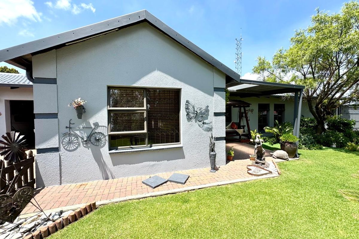 Versatile Corner-Stand Home with Flatlet, Borehole & Solar Power - Photo 2