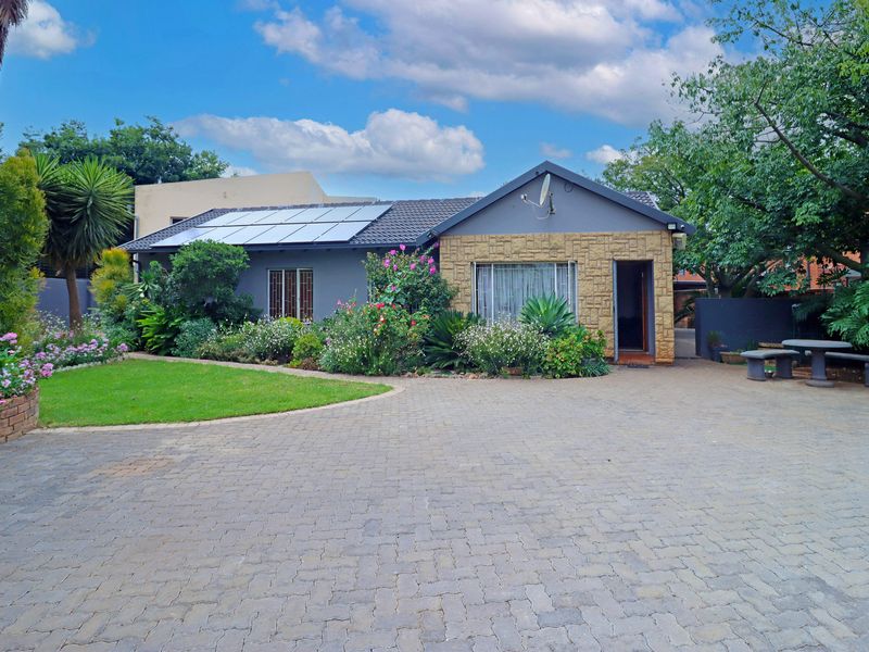 9 Bedroom Property - Family Haven Meets Investor’s Dream!!! - Photo 5