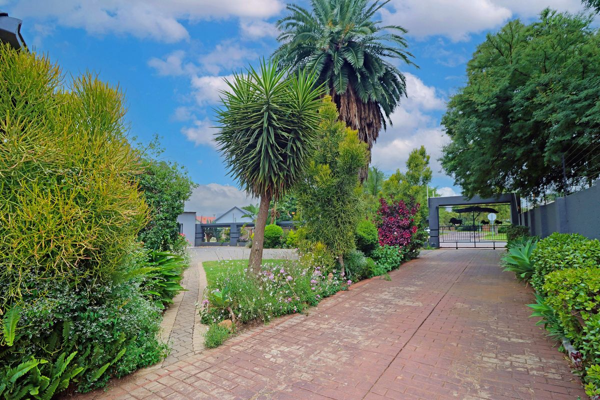 9 Bedroom Property - Family Haven Meets Investor’s Dream!!! - Photo 3