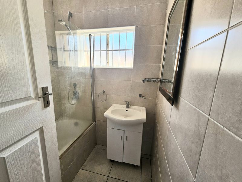 Cambridge - Spacious Family home Available Immediately - Photo 8