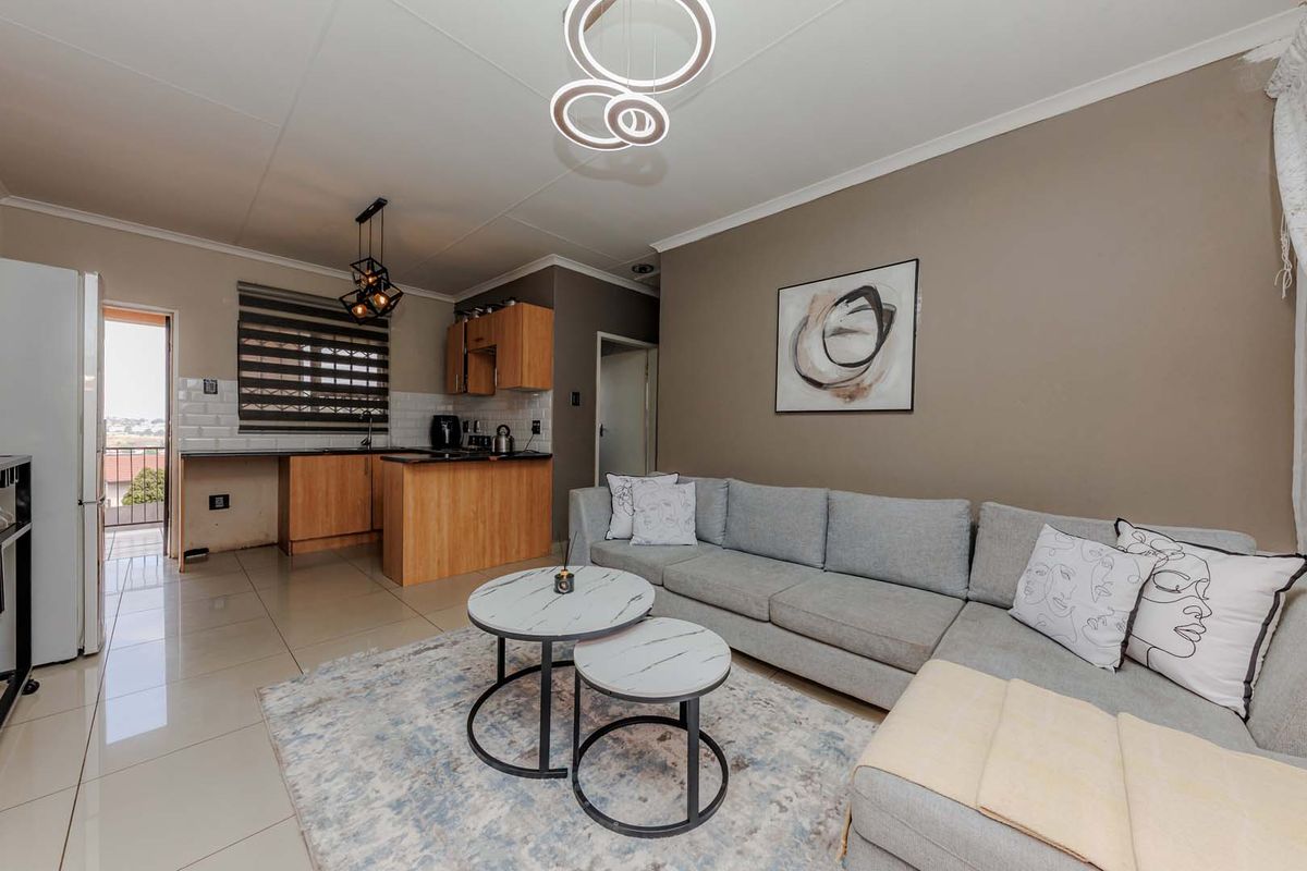 Renovated 2 Bedroom, 2 Bathroom Unit in Secure Complex – Ideal Location! - Photo 4