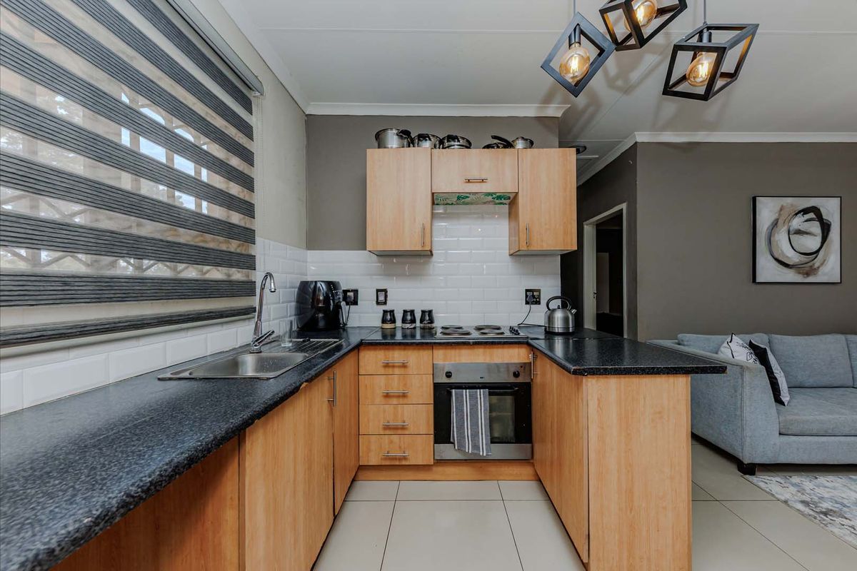Renovated 2 Bedroom, 2 Bathroom Unit in Secure Complex – Ideal Location! - Photo 2