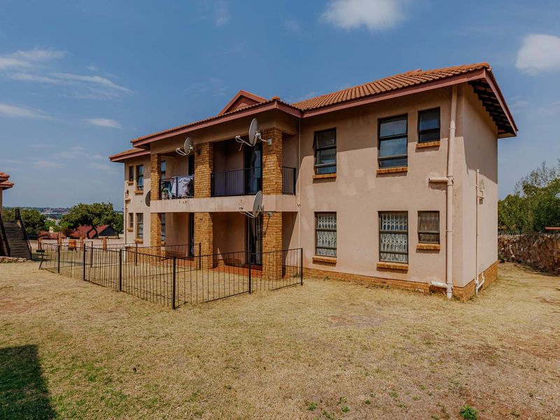 Renovated 2 Bedroom, 2 Bathroom Unit in Secure Complex – Ideal Location! - Photo 1