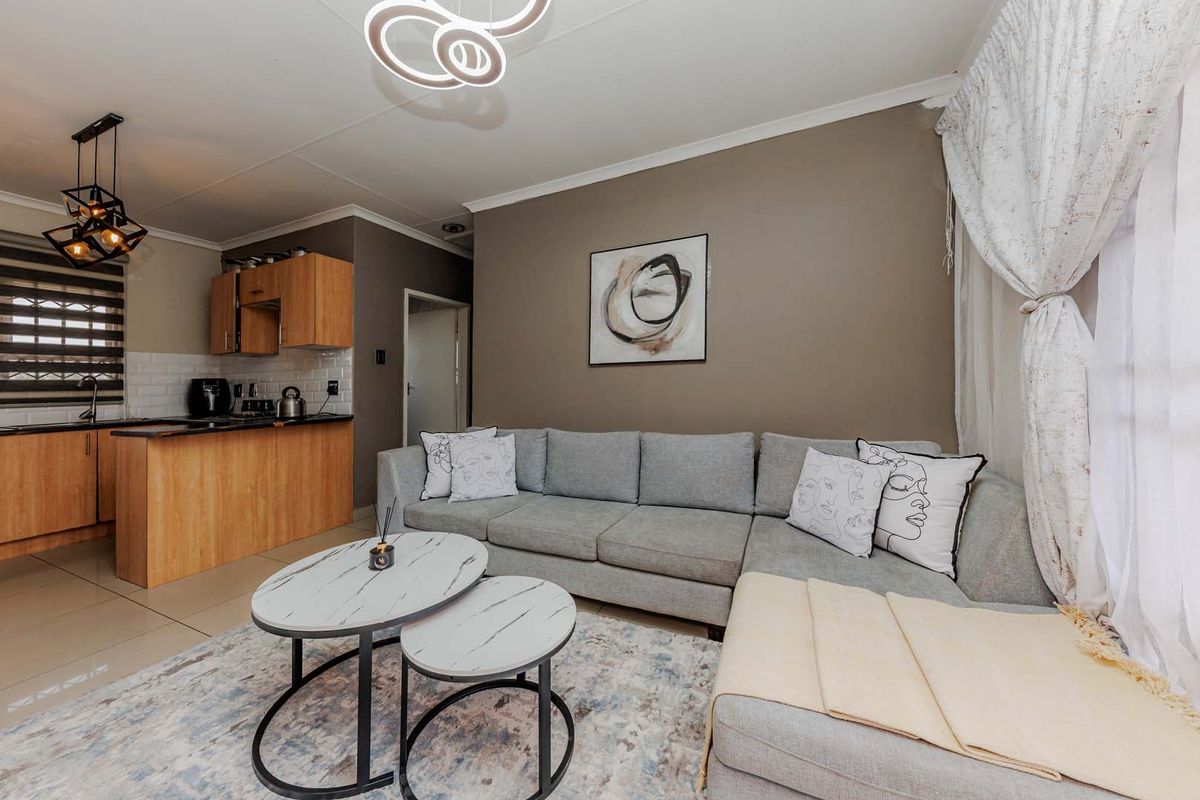 Renovated 2 Bedroom, 2 Bathroom Unit in Secure Complex – Ideal Location! - Photo 5