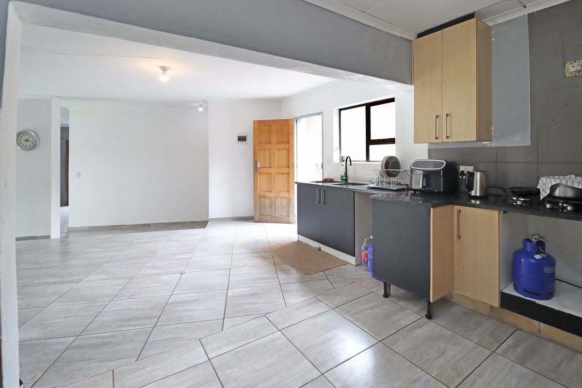 Luxurious 7-Bedroom Dream Home for Sale! - Photo 4