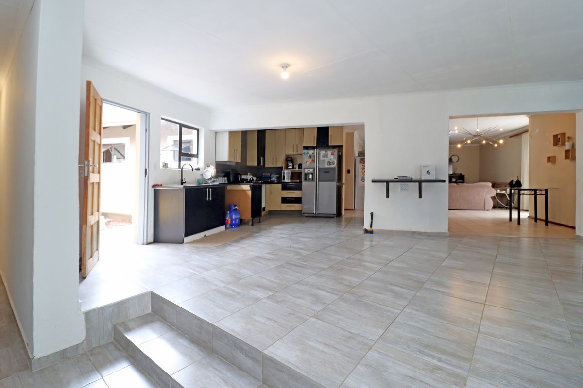 Luxurious 7-Bedroom Dream Home for Sale! - Photo 3