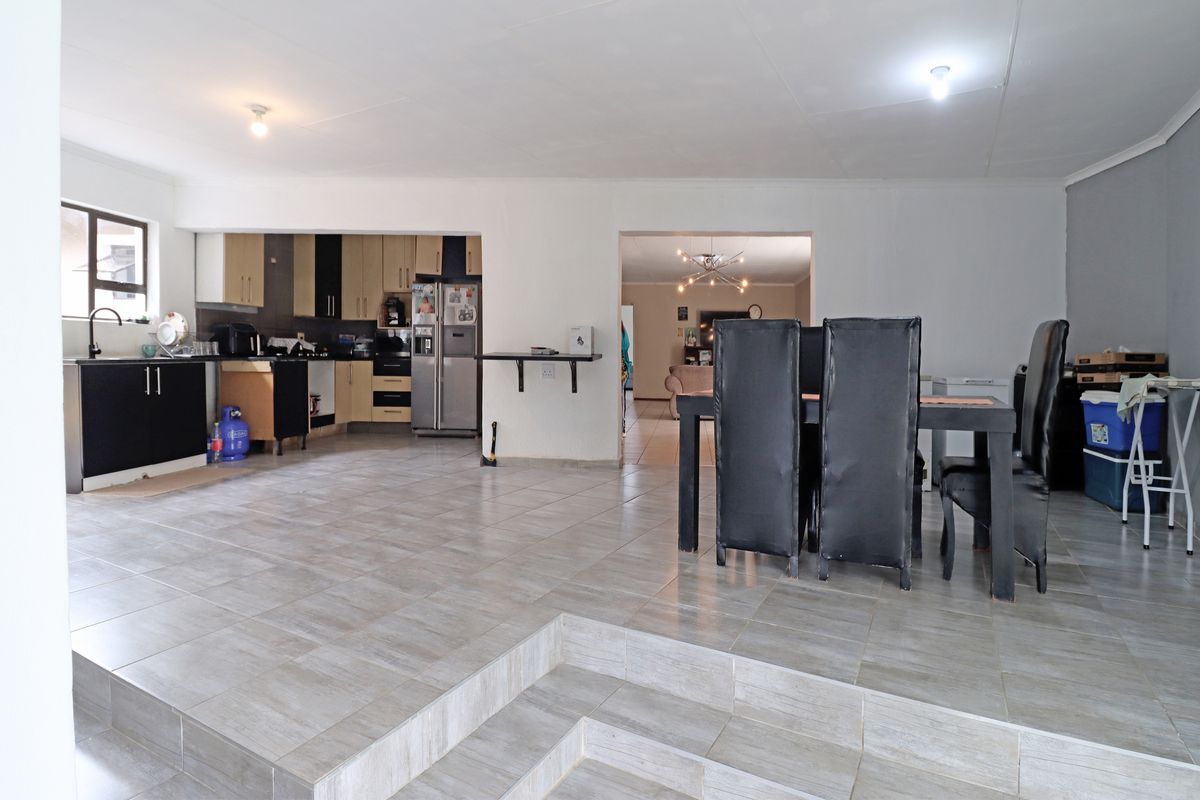 Luxurious 7-Bedroom Dream Home for Sale! - Photo 5