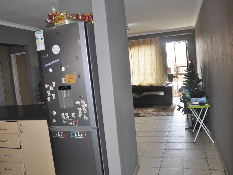 A modern, secure unit offering spacious living with an open-plan design - Photo 4