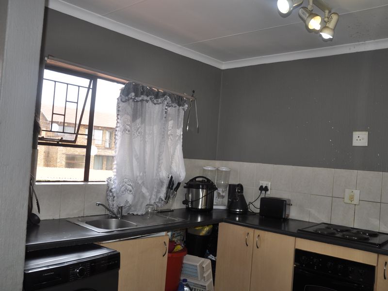 A modern, secure unit offering spacious living with an open-plan design - Photo 3