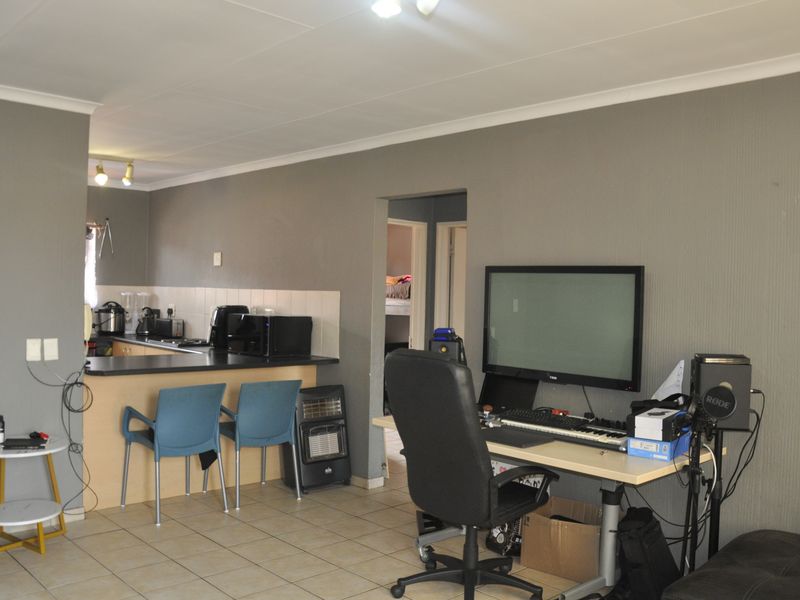 A modern, secure unit offering spacious living with an open-plan design - Photo 6