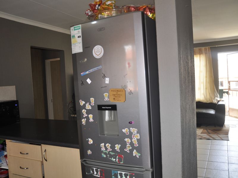 A modern, secure unit offering spacious living with an open-plan design - Photo 5