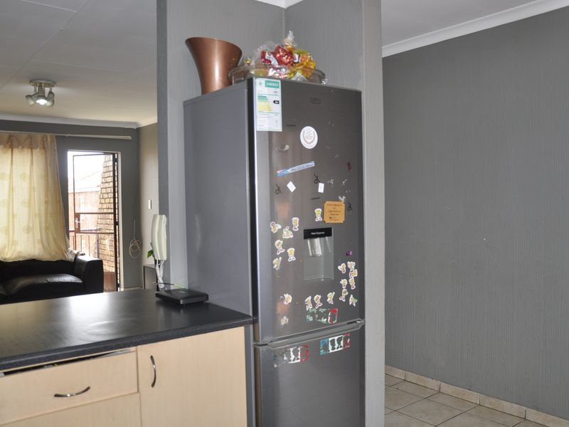 A modern, secure unit offering spacious living with an open-plan design - Photo 2