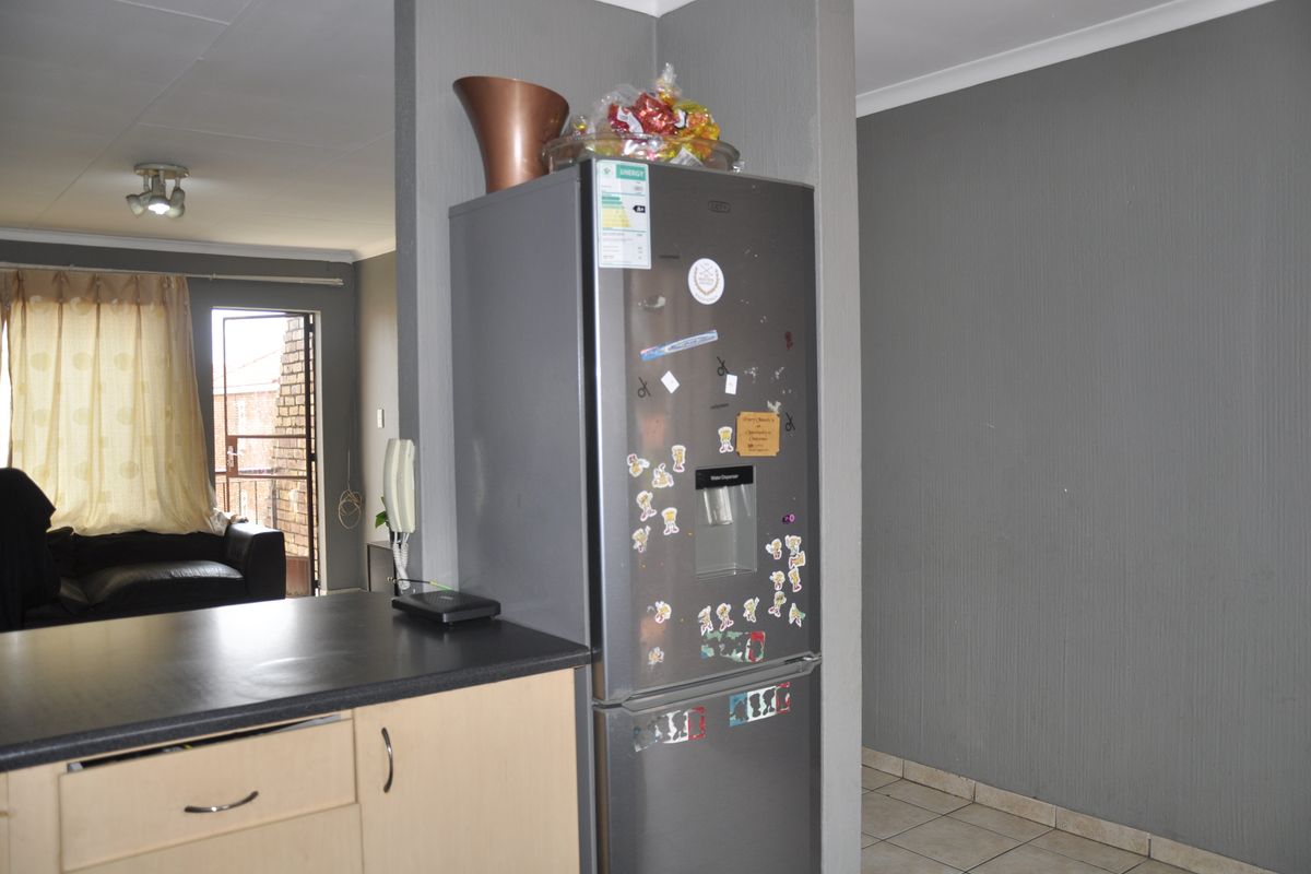 A modern, secure unit offering spacious living with an open-plan design - Photo 2