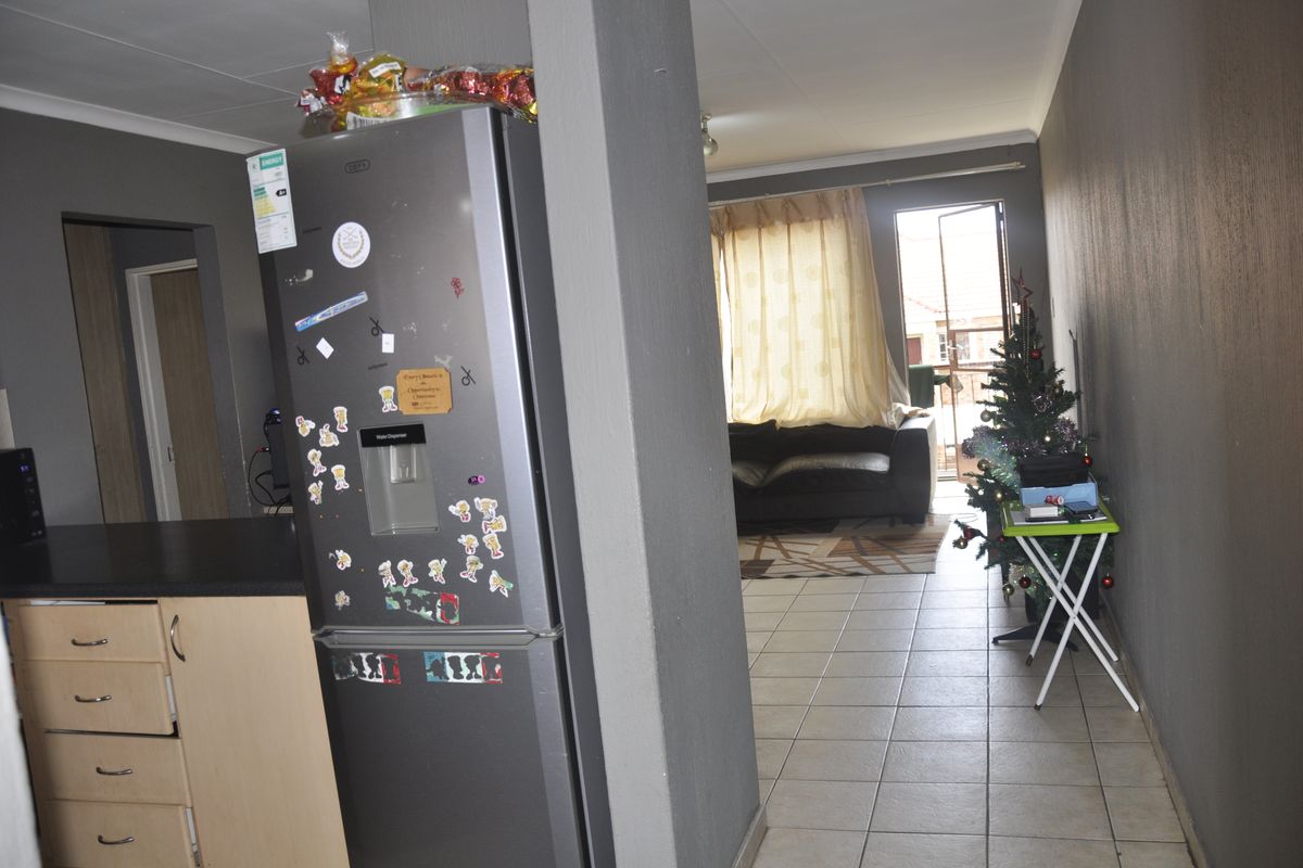 A modern, secure unit offering spacious living with an open-plan design - Photo 4