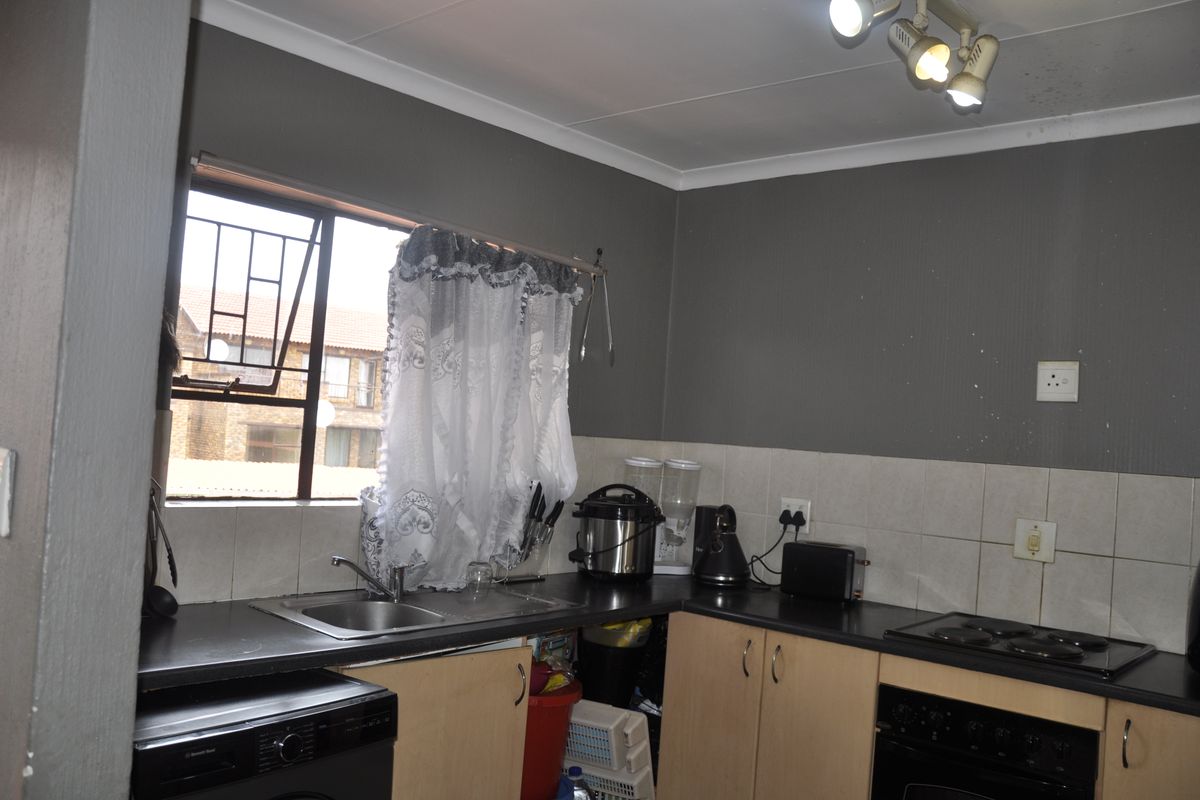A modern, secure unit offering spacious living with an open-plan design - Photo 3