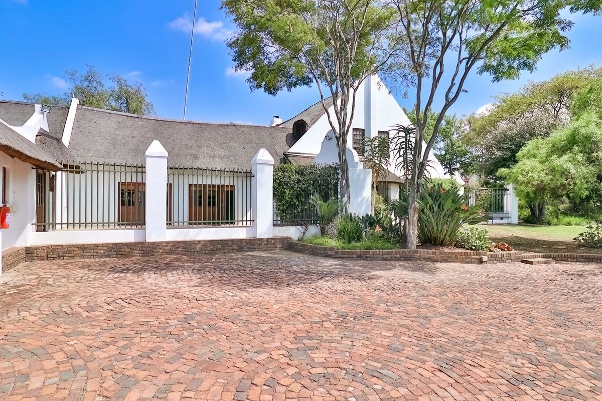 This elegant, prestigious venue combines style, comfort, and versatility. - Photo 5