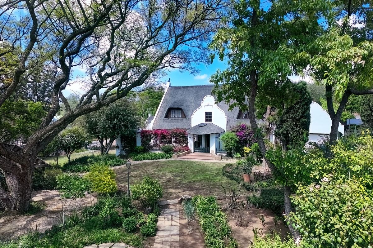 This elegant, prestigious venue combines style, comfort, and versatility. - Photo 4