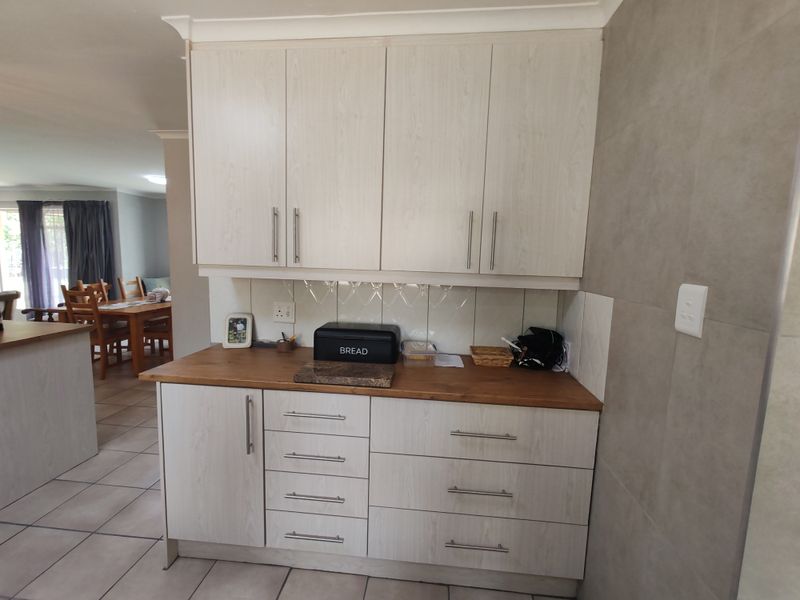 Prime Cul-de-Sac Home in a Sought-After Area - Photo 7