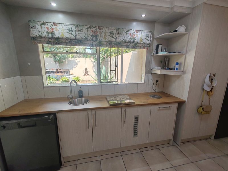 Prime Cul-de-Sac Home in a Sought-After Area - Photo 8