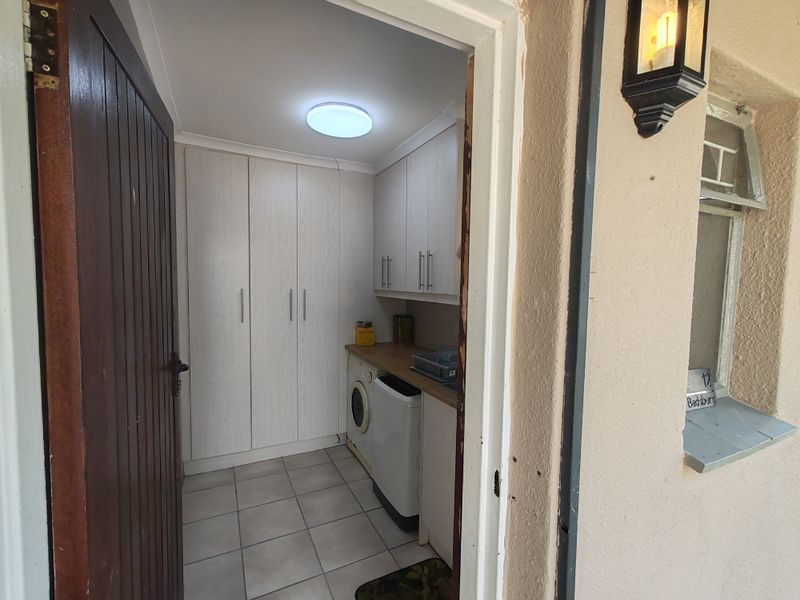 Prime Cul-de-Sac Home in a Sought-After Area - Photo 6