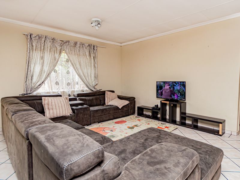 Spacious Living for the Whole Family - Pick of the month! - Photo 3