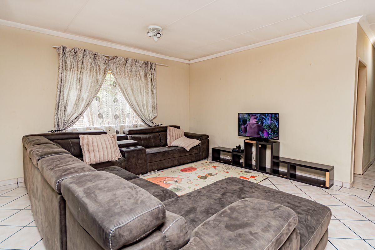 Spacious Living for the Whole Family - Pick of the month! - Photo 3