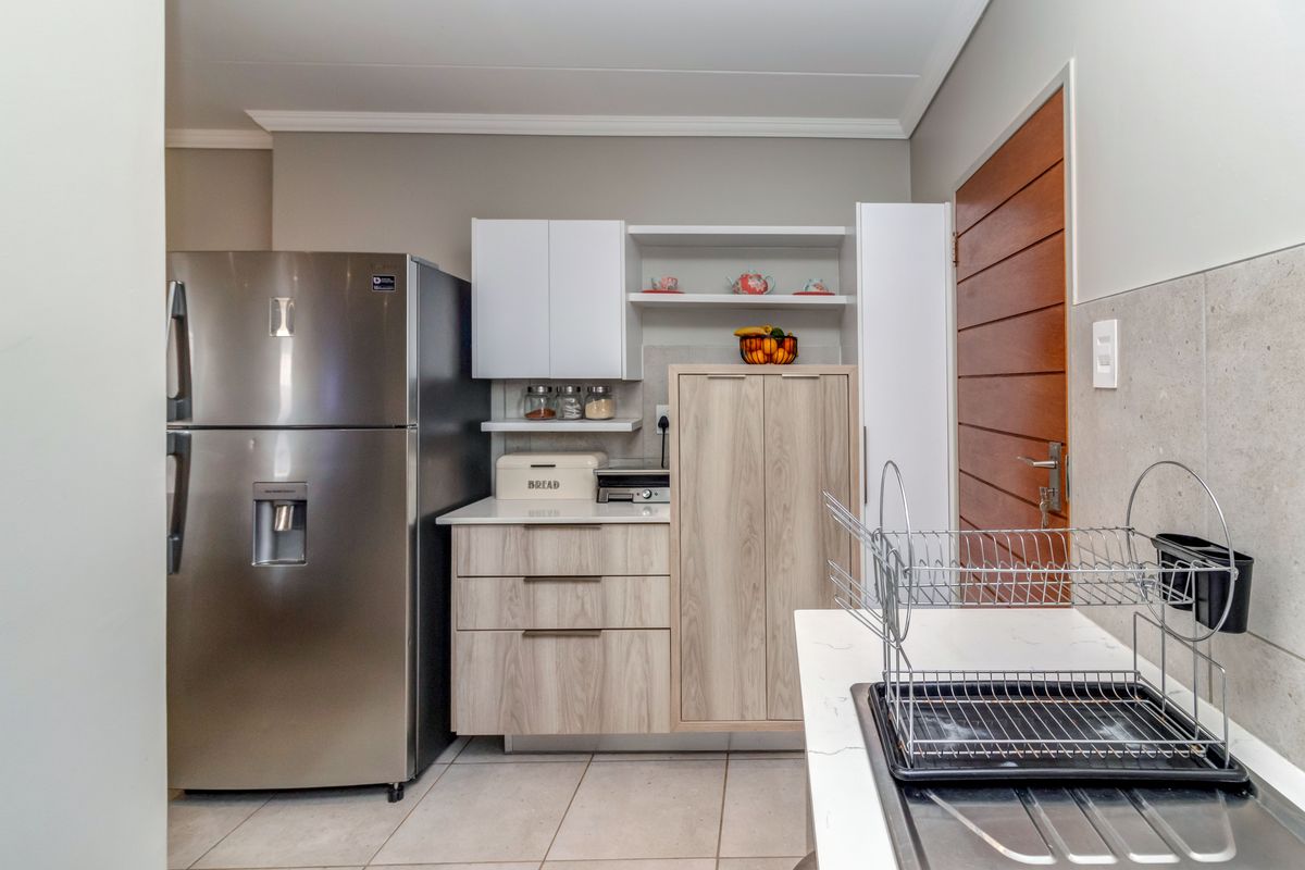 Modern 4-Bedroom Double-Storey Home in Lion Pride Lifestyle Estate – R1,799,000 - Photo 4