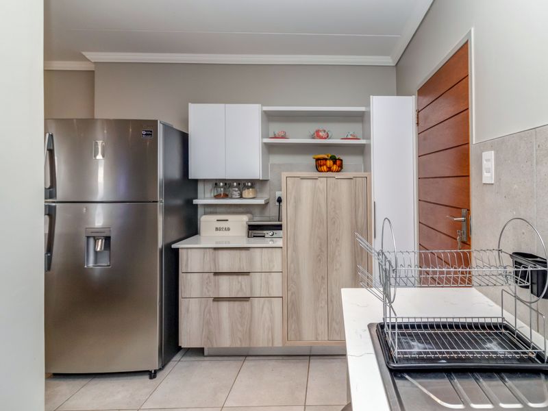 Modern 4-Bedroom Double-Storey Home in Lion Pride Lifestyle Estate – R1,799,000 - Photo 4