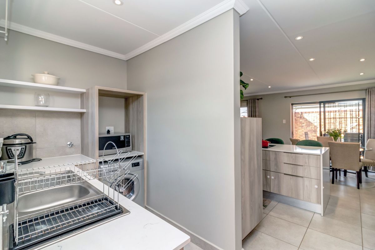 Modern 4-Bedroom Double-Storey Home in Lion Pride Lifestyle Estate – R1,799,000 - Photo 5