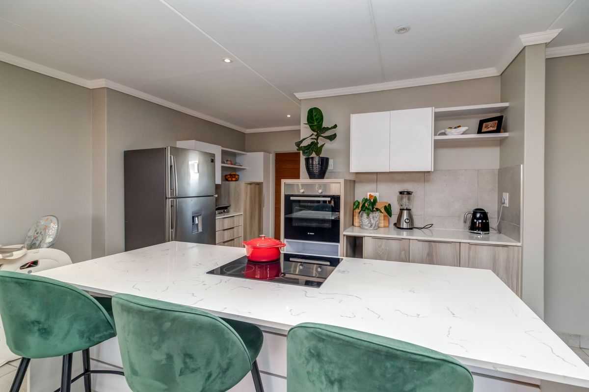 Modern 4-Bedroom Double-Storey Home in Lion Pride Lifestyle Estate – R1,799,000 - Photo 2