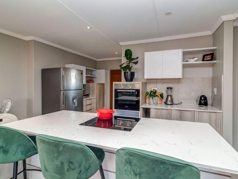 Modern 4-Bedroom Double-Storey Home in Lion Pride Lifestyle Estate – R1,799,000 - Photo 2