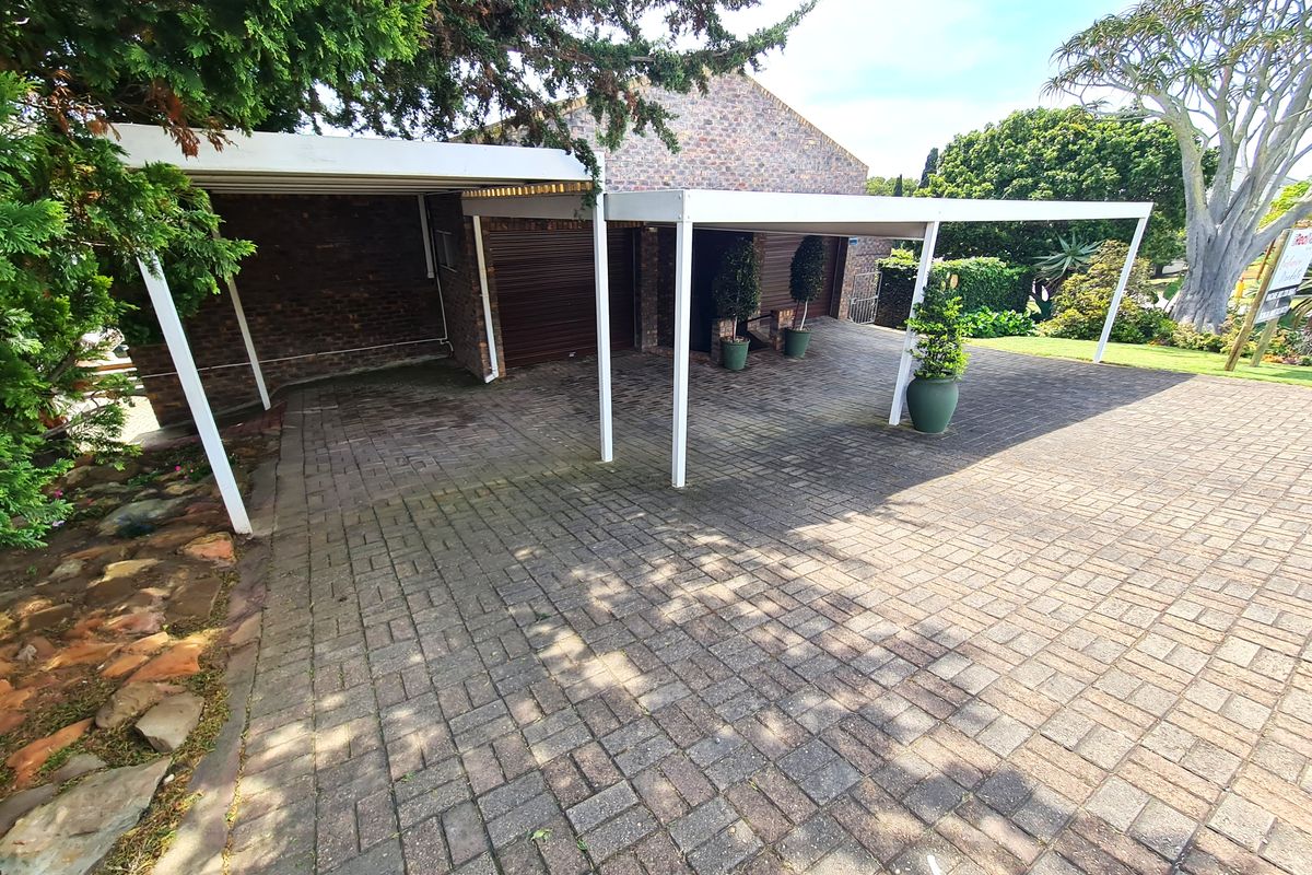 Gracious Family Home at the Best Address in Wavecrest, Jeffreys Bay - Photo 3