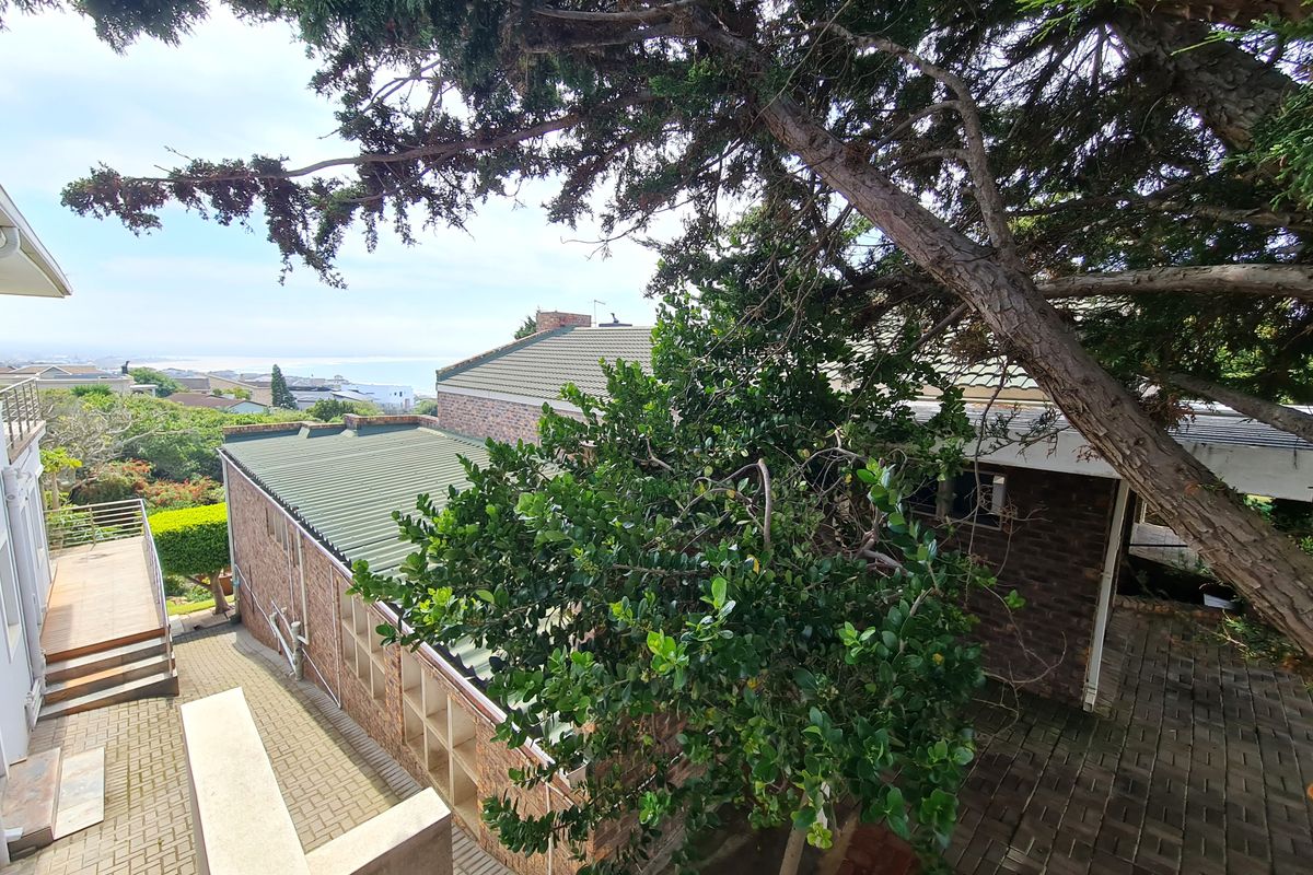 Gracious Family Home at the Best Address in Wavecrest, Jeffreys Bay - Photo 4