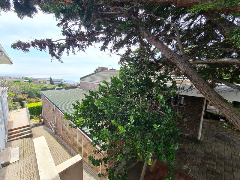 Gracious Family Home at the Best Address in Wavecrest, Jeffreys Bay - Photo 4