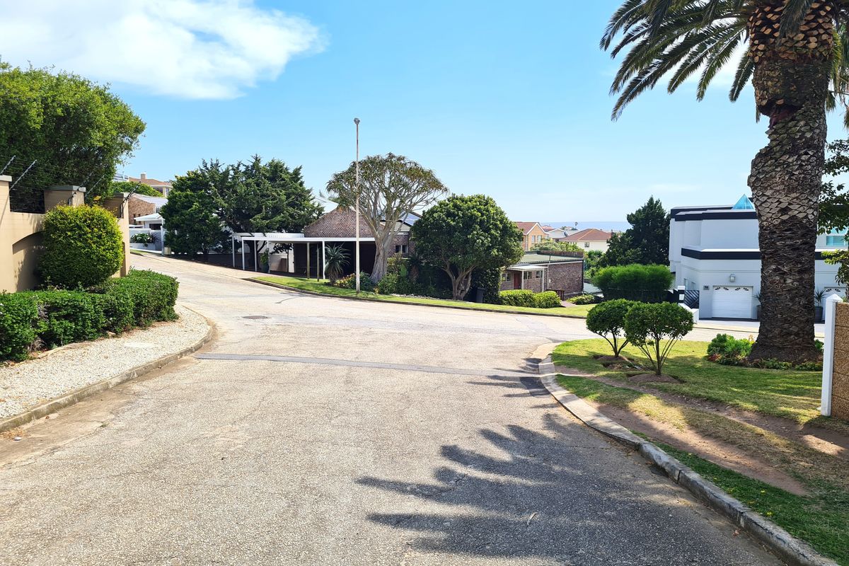 Gracious Family Home at the Best Address in Wavecrest, Jeffreys Bay - Photo 2