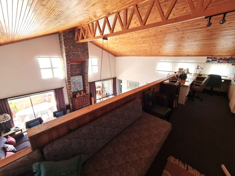 Gracious Family Home at the Best Address in Wavecrest, Jeffreys Bay - Photo 9