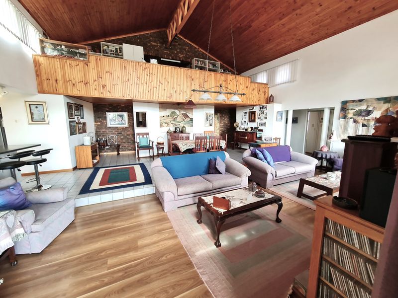 Gracious Family Home at the Best Address in Wavecrest, Jeffreys Bay - Photo 7