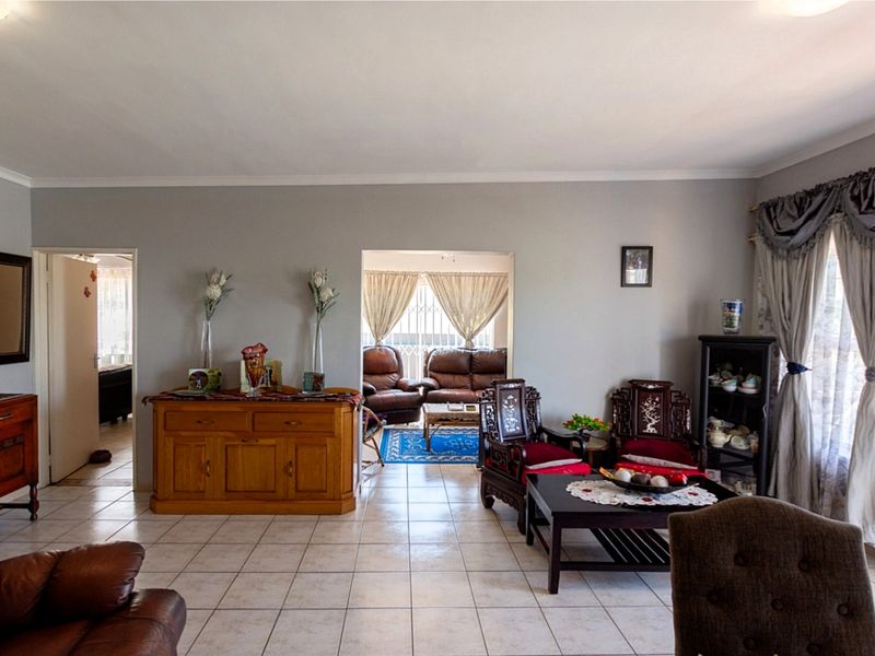 Move-In Ready Home with Panoramic Views - Photo 3