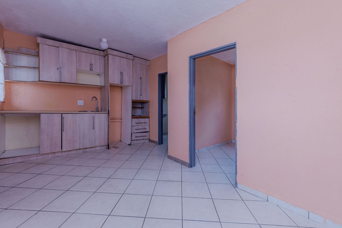 Charming 1-bedroom Apartment in Randfontein Central, Perfect For First- Time Buyers or Investors! - Photo 4